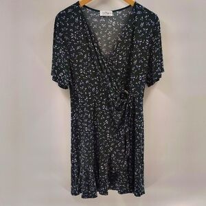 Kaileigh Green Floral Dress Size XLP Blue Flowers One-piece Wrap Style